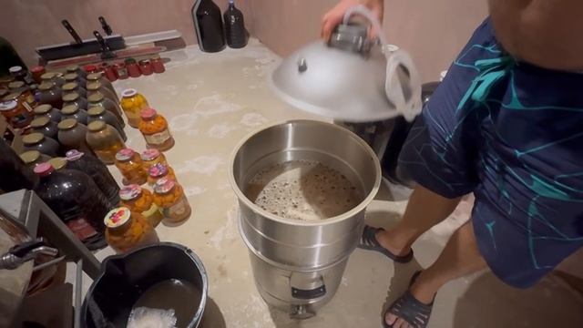 Делаем домашнее вино Шардоне. Отжимаем виноград смотреть онлайн