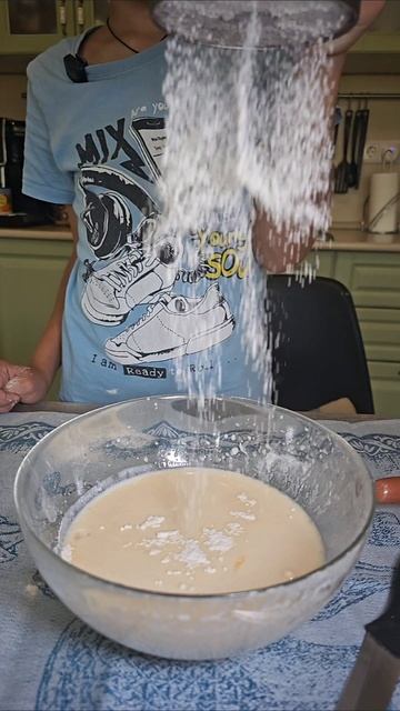 Кефир 300мл.
Мука 250гр.
2 яйца
Пол чайной ложки сахара 
Пол чайной ложки соли
Пол чайной ложки сухи