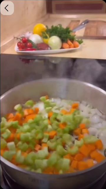 Стейк в овощном соусе #еда #кухня #кушать #яппи #рутуб #готовимжар #хочуврек смотреть онлайн