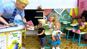 ПЯТЕРКА МАКСУ, А ВЛАДУ СИНЯК ПОД ГЛАЗОМ🤣😱 Веселая ШКОЛА куклы Барби СМЕШНЫЕ истории Даринелкатв