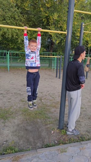 Когда увидел турник по дороге из садика 💪💪💪
