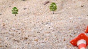 Экскаватор играет с машинками Disney на песке | Коллекция забавных игрушечных грузовиков