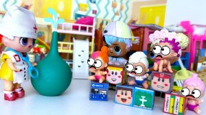 ДЕТИ В КУБИКИ ИГРАЛИ😜 С КЛИЗМОЙ ДОКТОРА ПОЗВАЛИ😁 Мультики куклы ЛОЛ сюрприз Даринелка