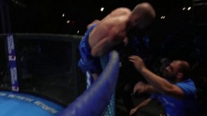 ⚡️Александр Сарнавский - Ахмед Алиев 2

Сарнавский вернул себе пояс Fight Nights в легком весе!