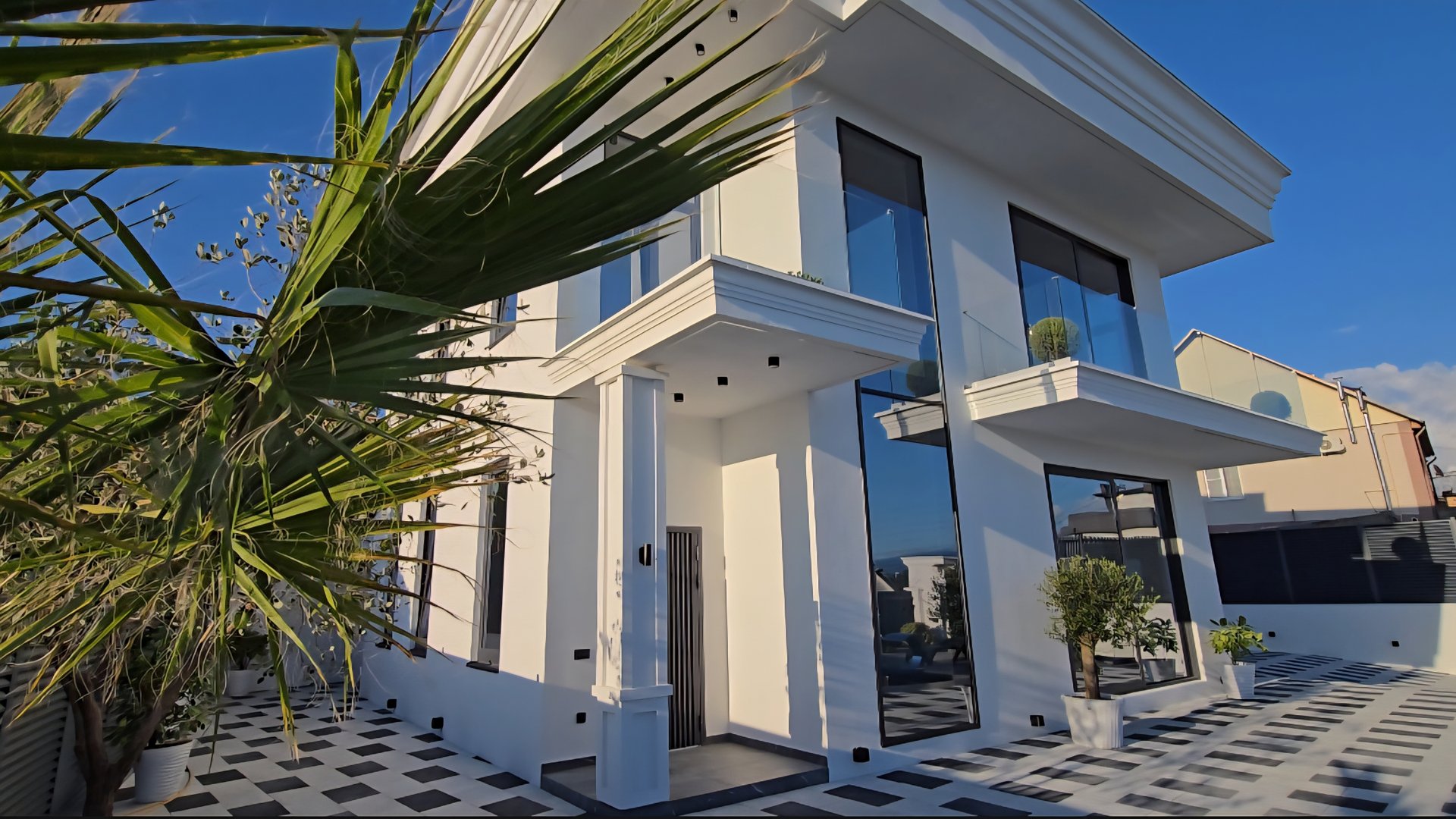 ЭТА БЕЛОСНЕЖНАЯ ВИЛЛА С БАССЕЙНОМ ВЛЮБЛЯЕТ С ПЕРВОГО ВЗГЛЯДА смотреть онлайн