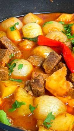 Ну очень как вкусно ! Луковое мясо , остановиться невозможно ! Рецепт на сковороде, просто и вкусно