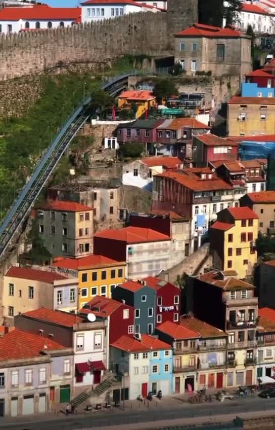 На берегу Атлантического океана расположен один из старейших городов Европы - Порту. Его архитект... смотреть онлайн