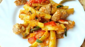 Спаржевая фасоль, тушёная с овощами и мясом. Фасоль достойна внимания.