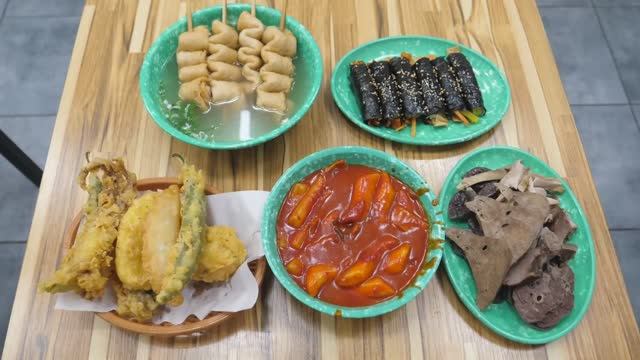 Хрустящая жареная еда, рисовые лепешки, пшеничные лепешки ттокпокки, корейская уличная еда смотреть онлайн