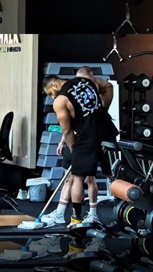 Штанга то пластмассовая 🤣