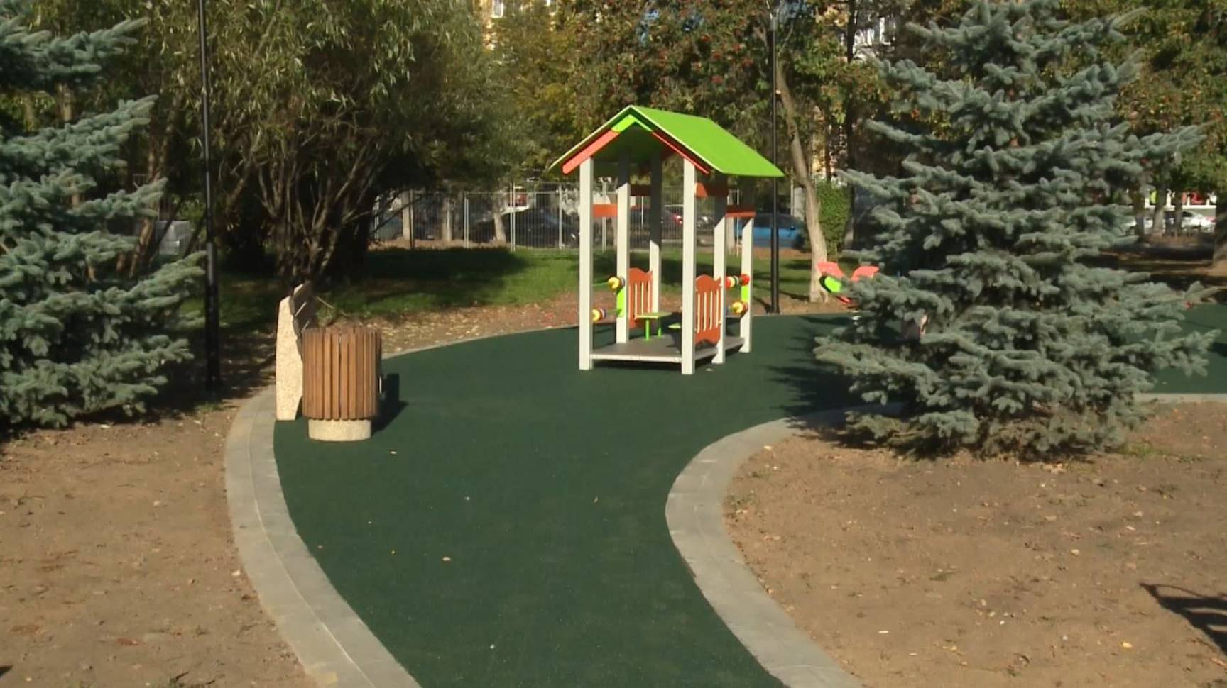 В парке Мира Ярославля установили новый детский городок смотреть онлайн