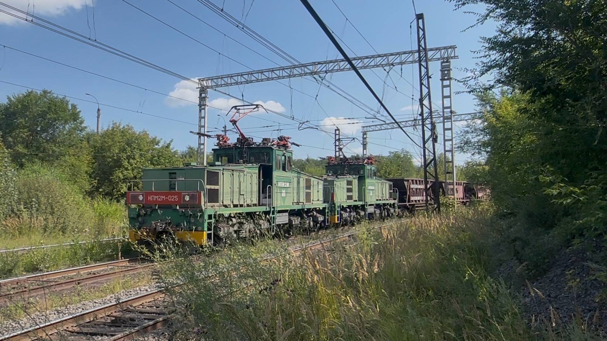 «Два брата!» Электровозы НПМ2М - 025 / 026 с грузовым поездом на перегоне, август 2025 года смотреть онлайн