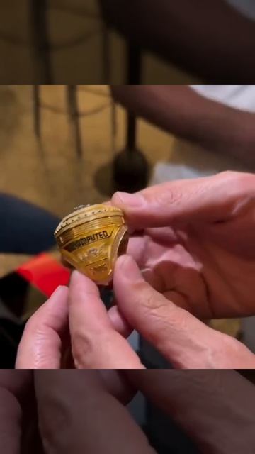 Такое кольцо получил Кроуфорд за бой с Канело смотреть онлайн