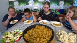 мукбанг. макароны по флотски и крабовый салат