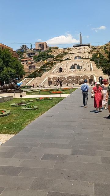 Сквер, фонтан у музея Ереван Армения