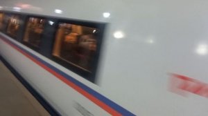 скоростной поезд «сапсан» отправляется от «ленинградского вокзала»