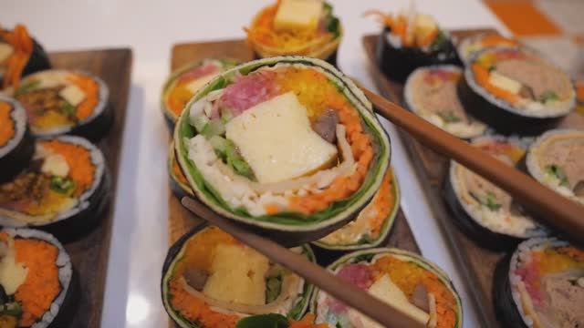 Салат «Король яиц» Кимбап, Салат «Яичный омлет» Корейская уличная еда смотреть онлайн