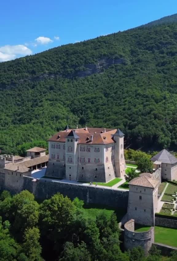 Замок Тун был построен в XIII веке и принадлежал семье Тун до 1992 года. Расположенный на холме в... смотреть онлайн