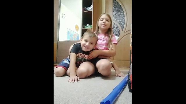 я с братом убираюсь в его машинках