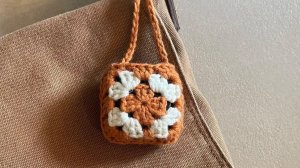 Вязаный крючком чехол для наушников из бабушкиного квадрата