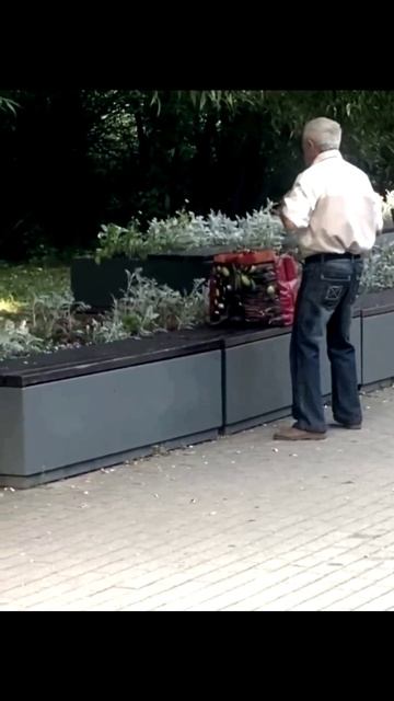 Мужик круто танцует