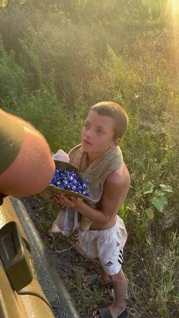 Паренёк поблагодарил наших воинов за то, что они его защищают. смотреть онлайн