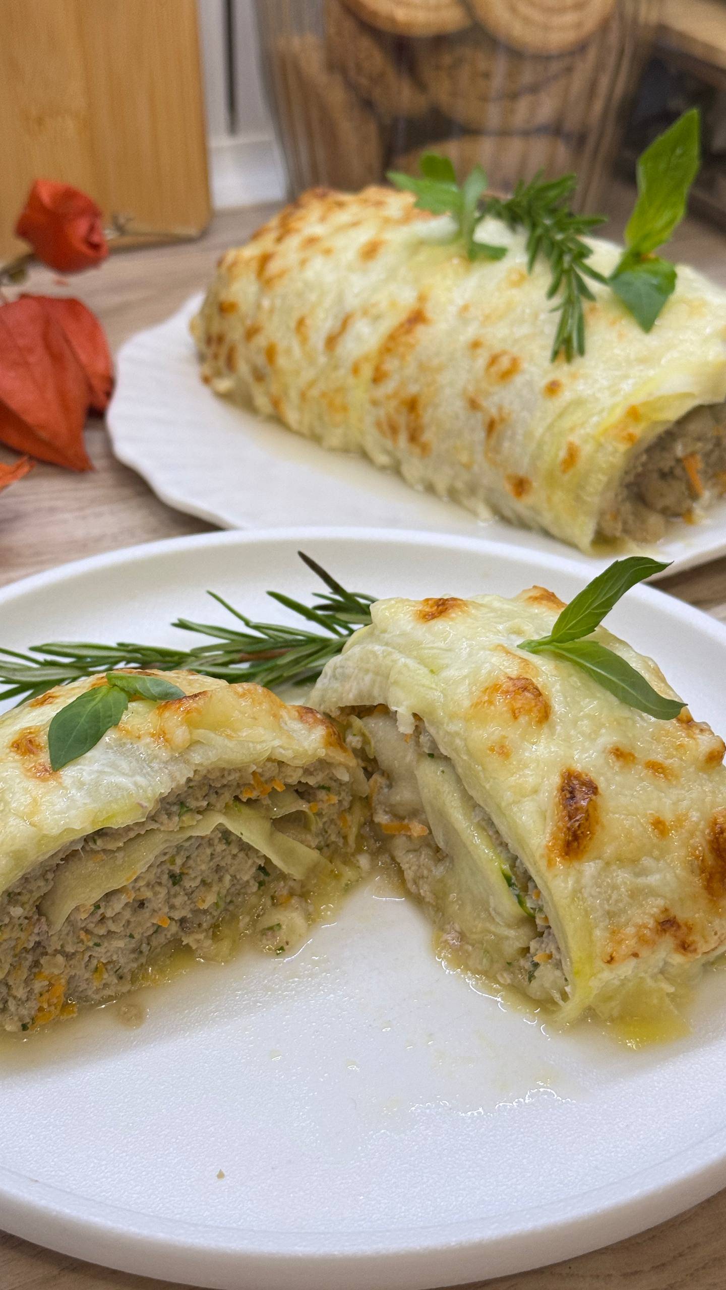 Рулет из кабачка или цукини с мясной начинкой под сырной корочкой. Сохраните рецепт! смотреть онлайн