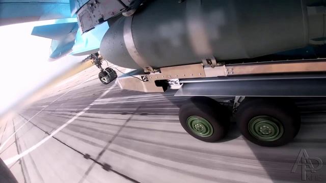 Бомбондировщик Су-34. Произвёл бомбометание ФАБ. смотреть онлайн