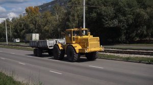 Трактор К-700А "Кировец" шпарит по городу.