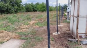 Бурил лунки под столбы и бетонировал столбы для 60 метрового забор .