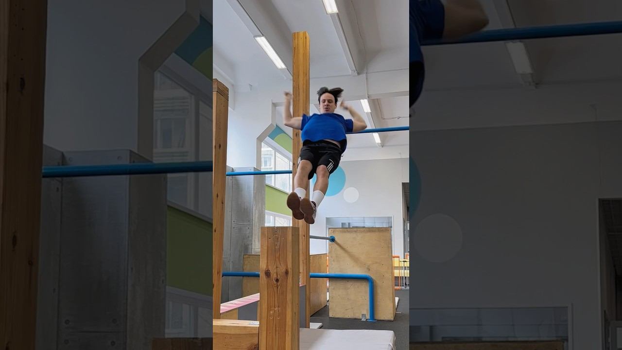 ВЫЛЕТ С ТУРНИКА НА ТОНКИЙ СТОЛБ #parkour #tricks #flip #extreme смотреть онлайн