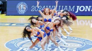 Чирлидерши китайской команды в перерыве между матчем