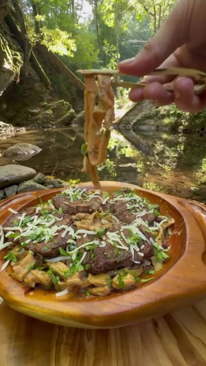 Макароны ручной работы с мясом на натуральном камне