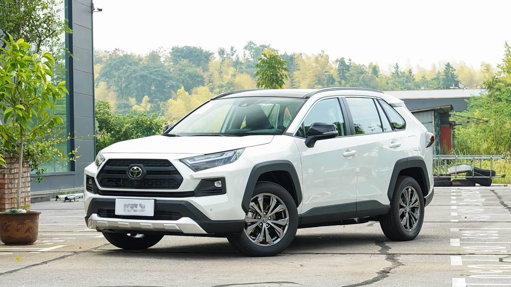 Toyota RAV4 2.0L CVT 4WD Adventure Upgrade Edition 2025 смотреть онлайн