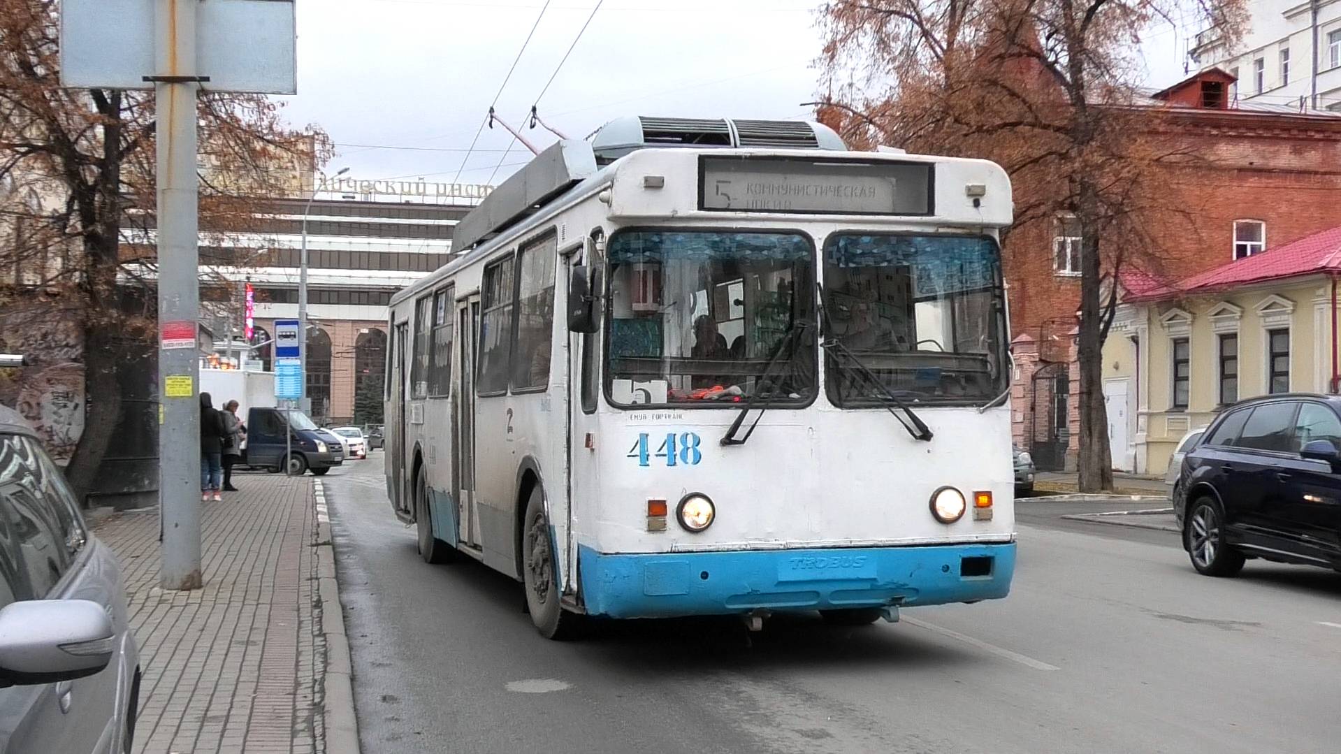 Троллейбус Екатеринбурга БТЗ-5276-04 борт. №448 маршрут №5 на остановке "гостиница Центральная" смотреть онлайн