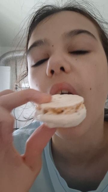 Кушаю сладости 😋