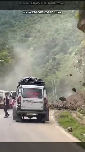 Гора рухнула на людей смотреть онлайн