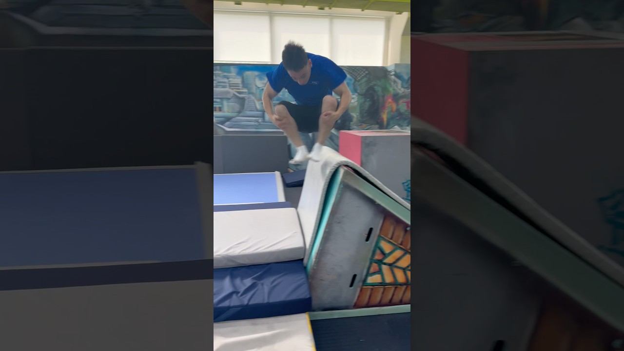 Backflip FROM BACK WITH A SOMETIMES ROLL #parkour #tricks #flips #acrobatics смотреть онлайн