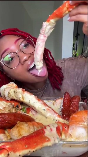 🔥🦀 Мукбанг и Mukbang : ДЕВУШКА против ОГРОМНОГО КРАБА!