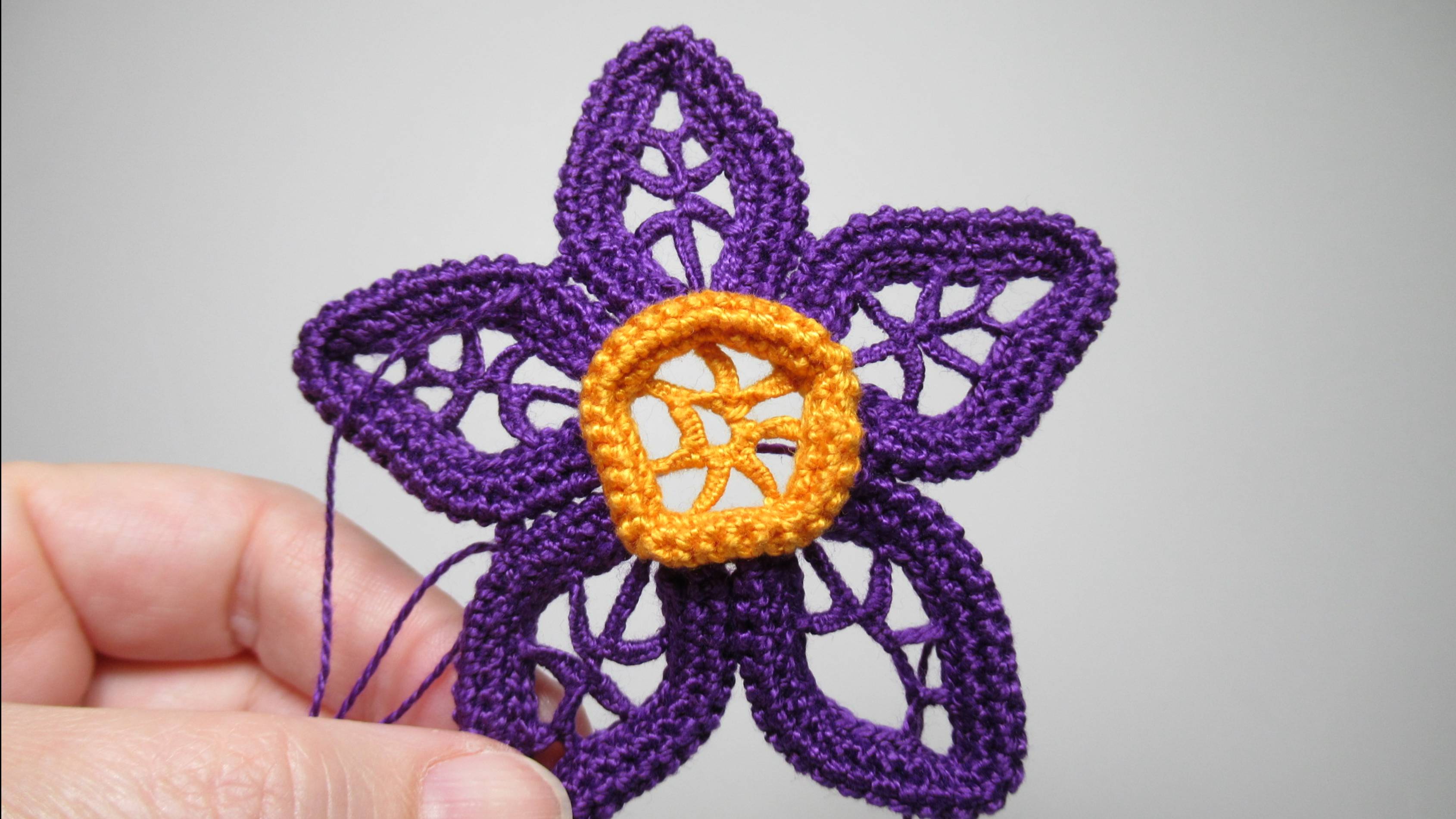 Рассказываю как сделать большой цветок из вязаных крючком жгутов смотреть онлайн