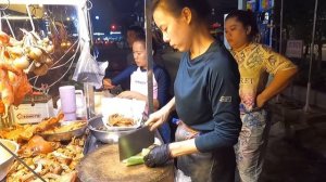 Невероятные навыки! Она быстро нарезает свиные отбивные! Камбоджийская уличная еда