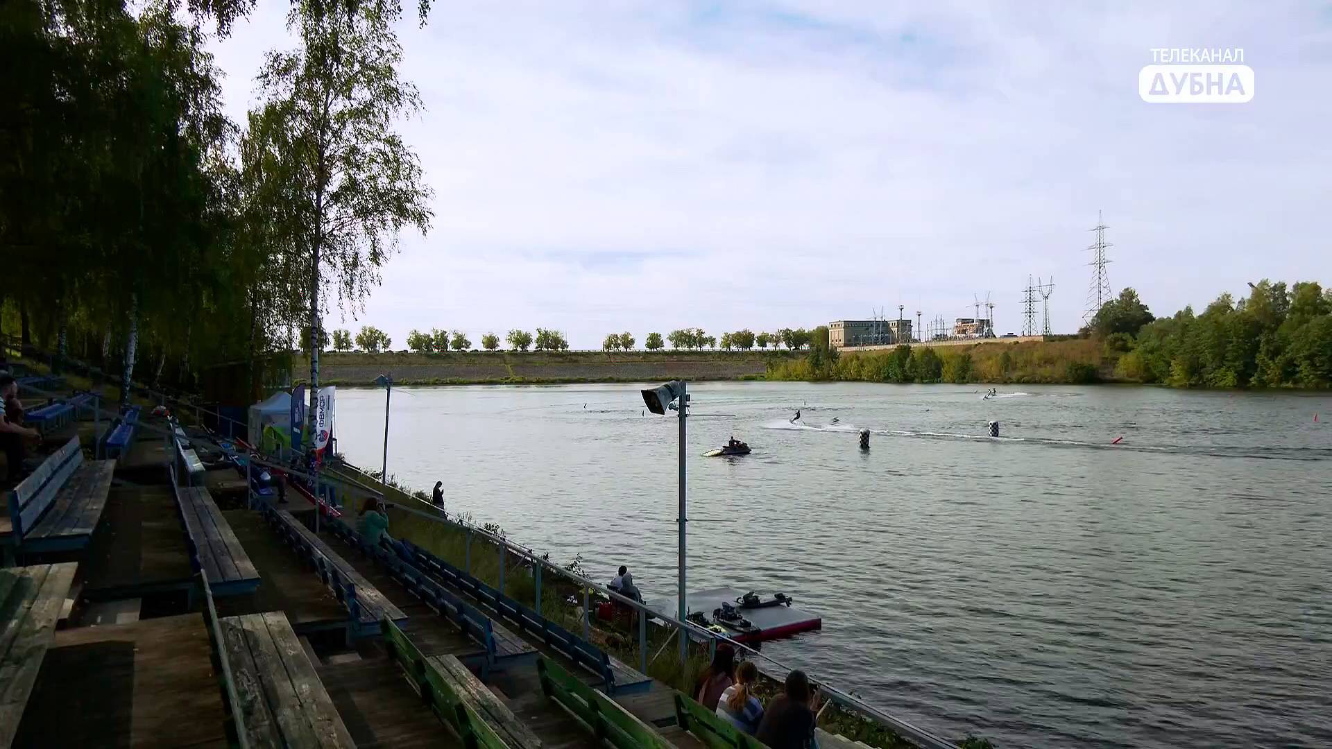 Сильнейшие спортсмены России собрались в Дубне на соревнования по мотосёрфингу смотреть онлайн