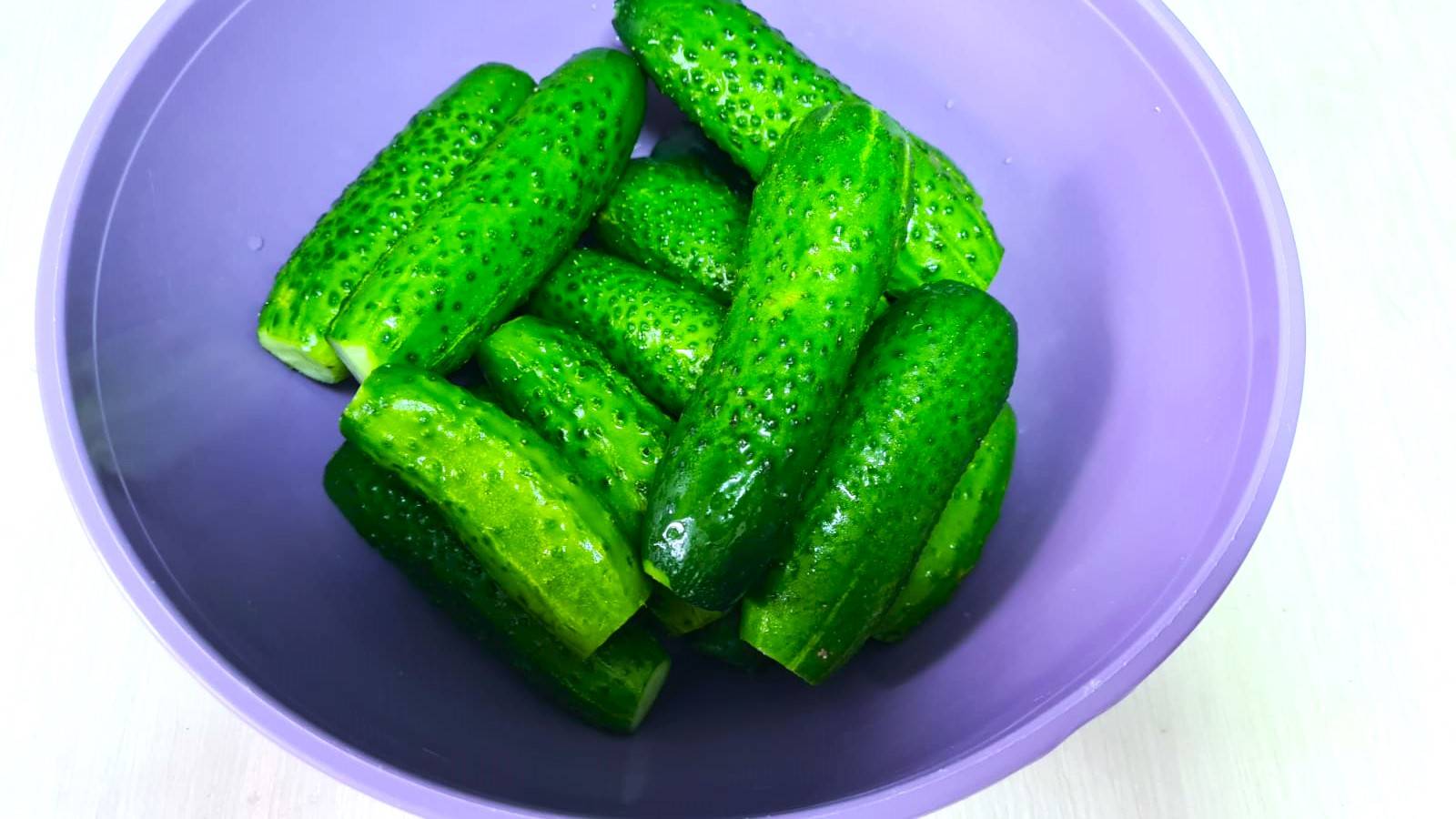 Готовим вкусный и хрустящий салат на зиму - из огурцов и лука. Отличный способ