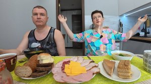 Мукбанг Вован со мной из-за ДЕНЕГ! ТЕРПИТ меня из-за СЛАДКОЙ сытой жизни! Семейный обед в России