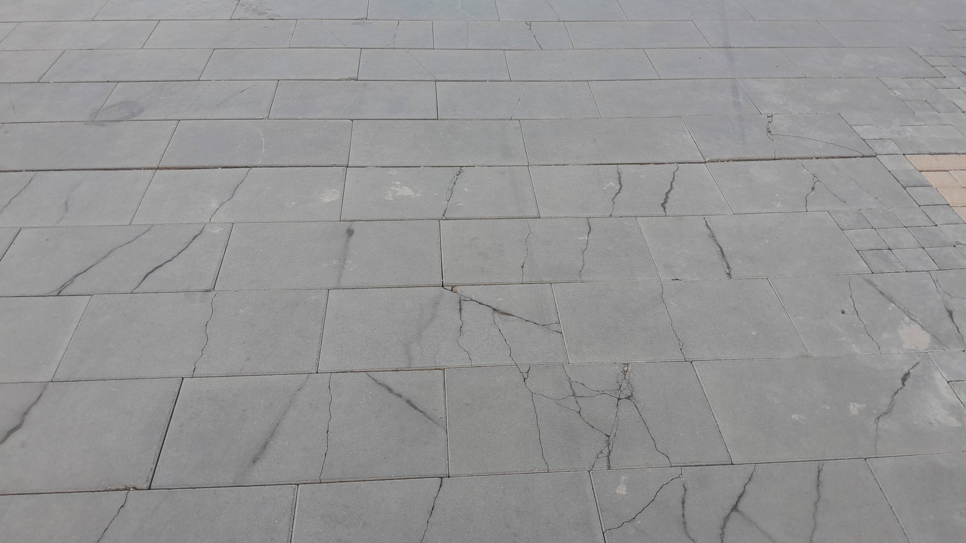 Сделали мощение у жилого комплекса. Никакого вида! Разбираемся в причинах.