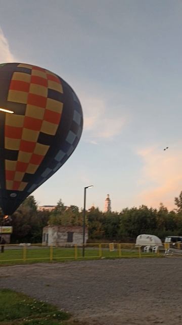 На большом воздушном шаре