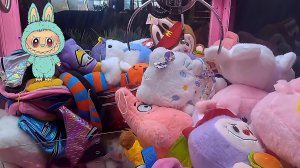 Достали большую ЛАБУБУ из автомата Хватайка. И другие качественные игрушки пополнили нашу коллекцию.