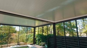 Две перголы Decolife B600: павильон для бассейна и беседка с безрамным остеклением.