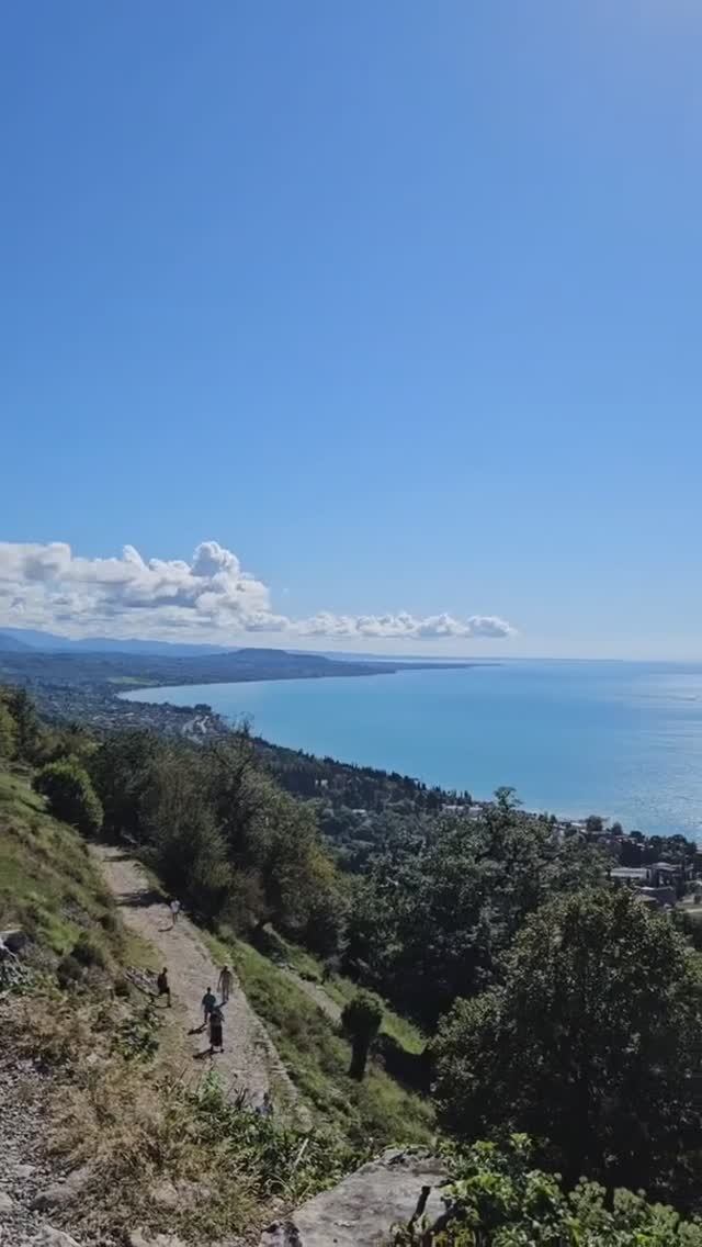 Абхазия, обзор вида на Новый Афон с Иверской горы, где находится Анакопийская крепость (16.09.2025) смотреть онлайн