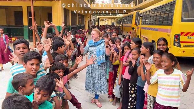 15 сентября. Матри Навами. Раздача фруктов враджаваси смотреть онлайн